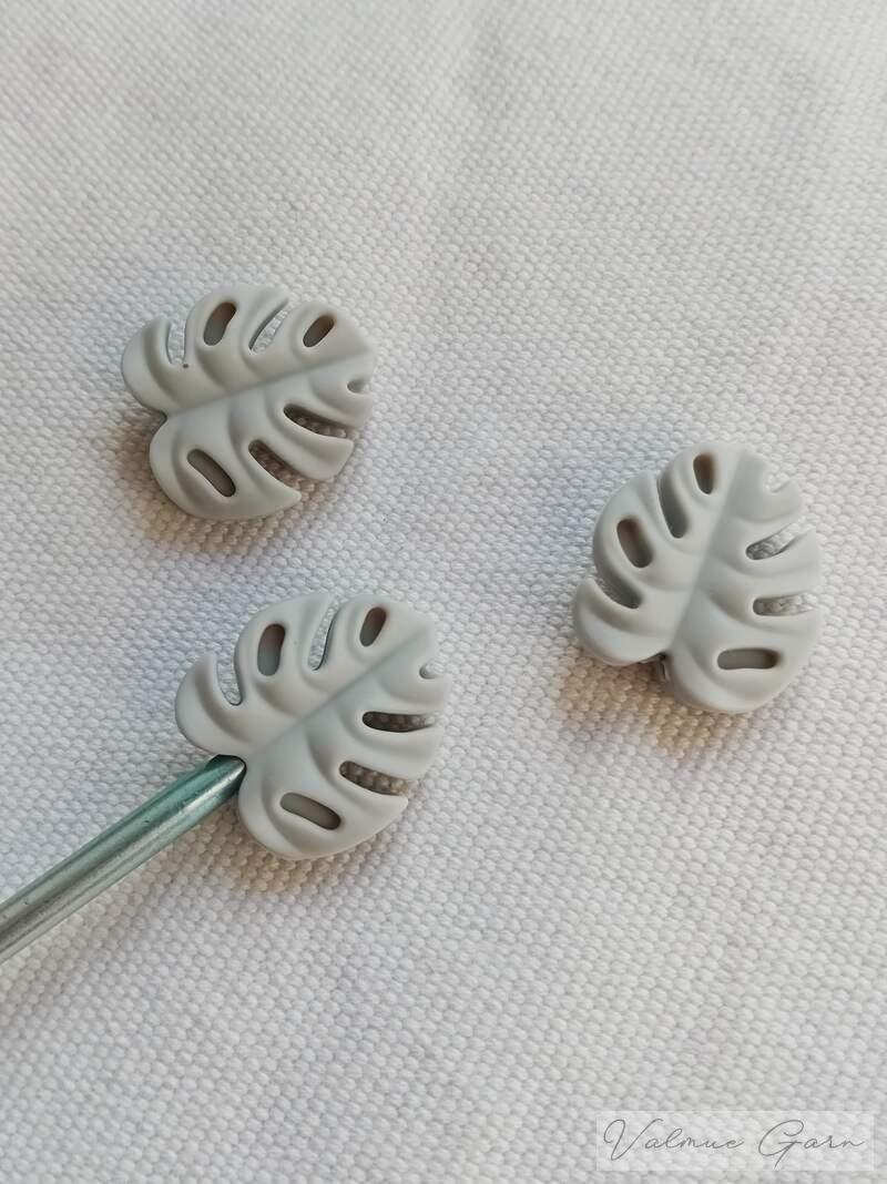 Koncovky na jehlice - monstera světle šedá
