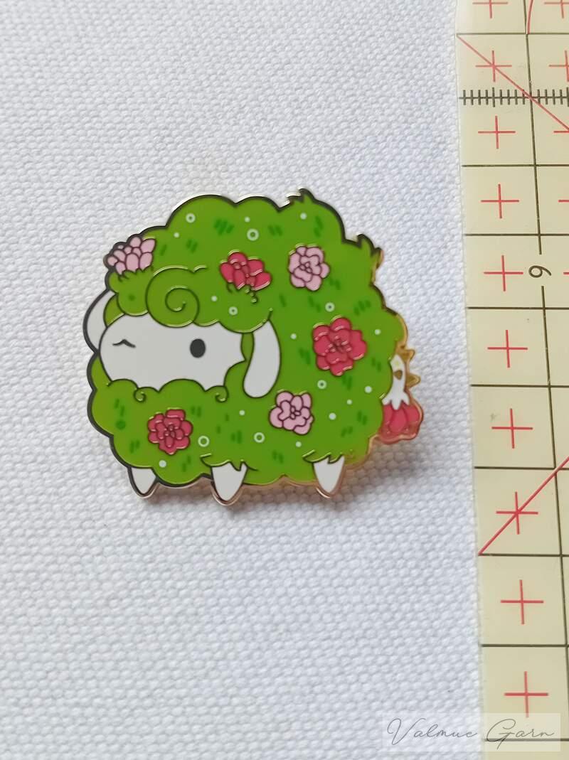Pin ovečka v trávě