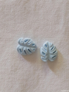 Koncovky na jehlice - monstera pastelové modrá