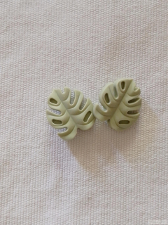 Koncovky na jehlice - monstera světlá khaki